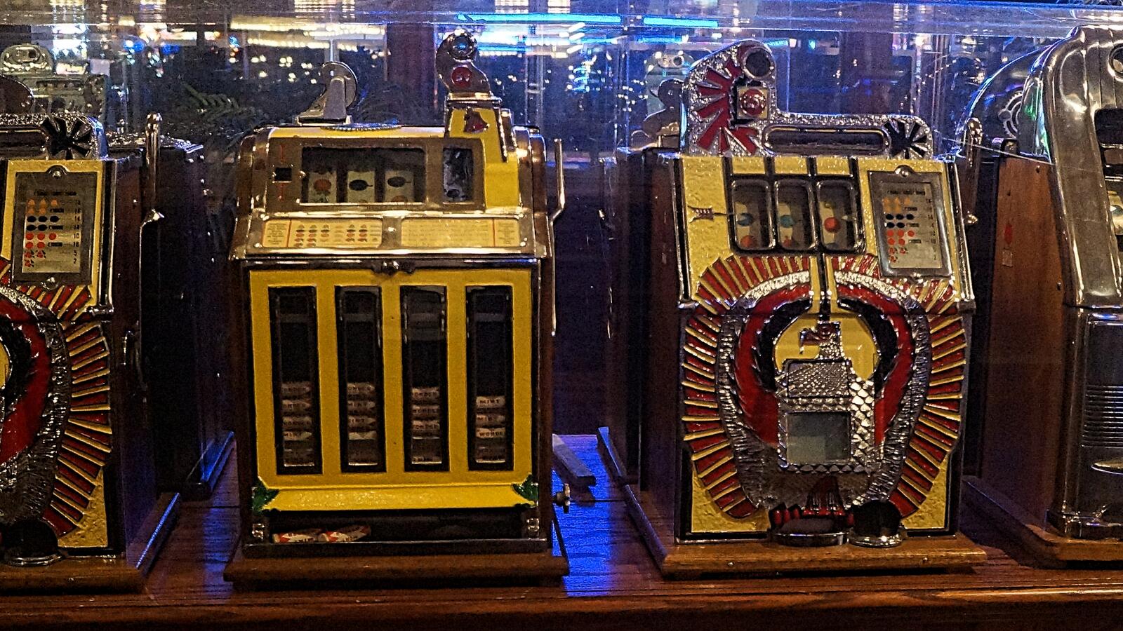 Klassiska mekaniska spelautomater i rad på ett casino